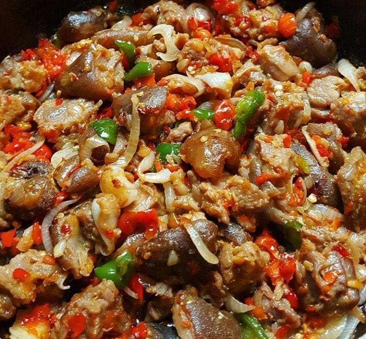 Peppered gizzard and chicken in spicy sauce